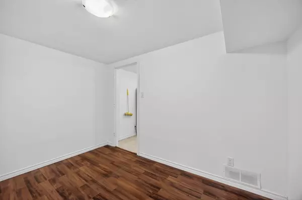 Barrie, ON L4M 3N3,8 Newton ST #Lower Unit