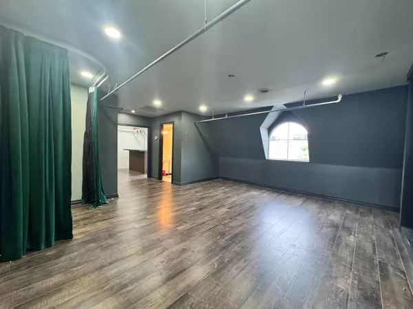 Oakville, ON L6J 1H3,145 Lakeshore RD E #301