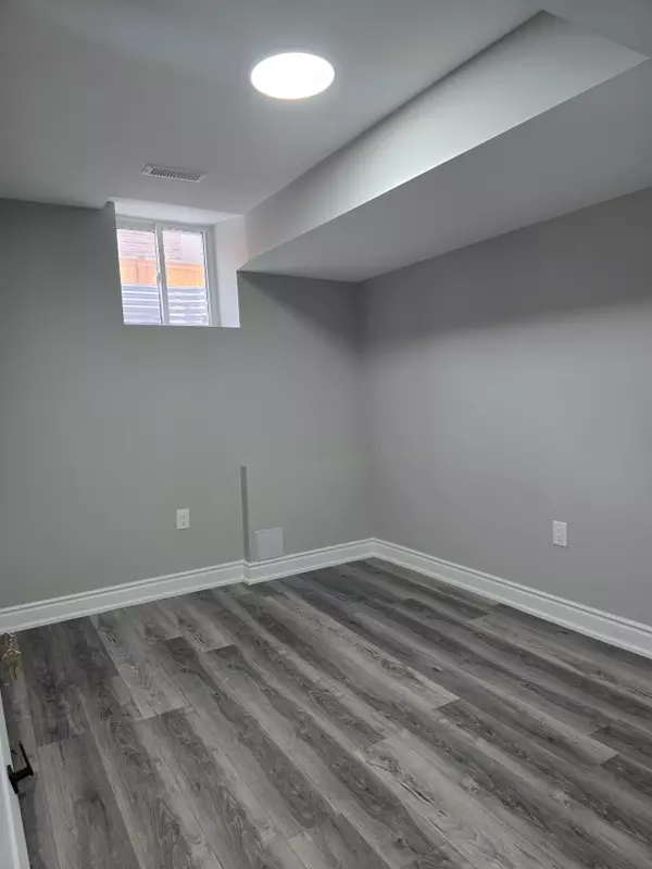Brampton, ON L6R 4E3,30 Duxbury RD #Basement