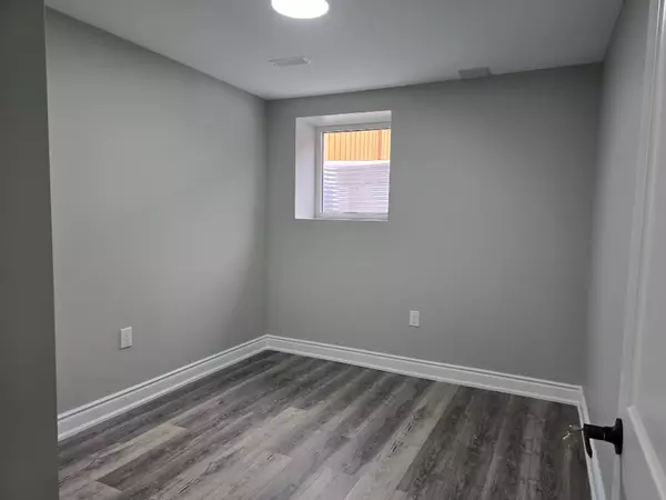 Brampton, ON L6R 4E3,30 Duxbury RD #Basement