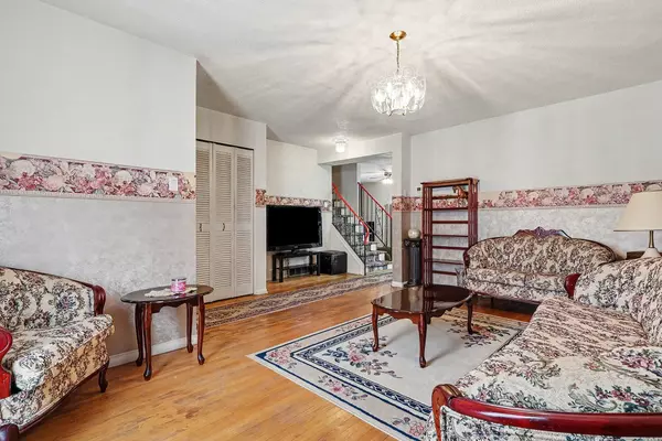 Elmvale Acres And Area, ON K1G 1B1,2211 St Laurent BLVD