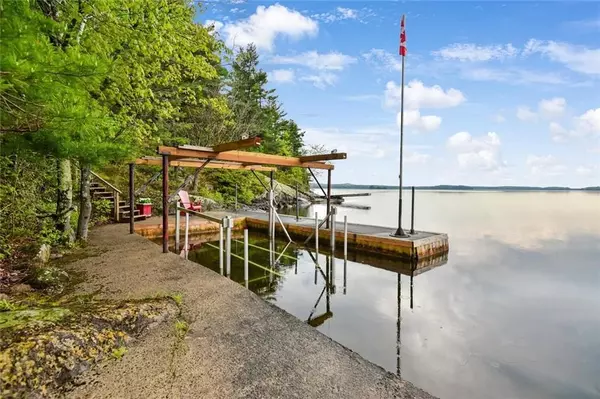 Athens, ON K0E 1B0,112 BIG WATERS LN