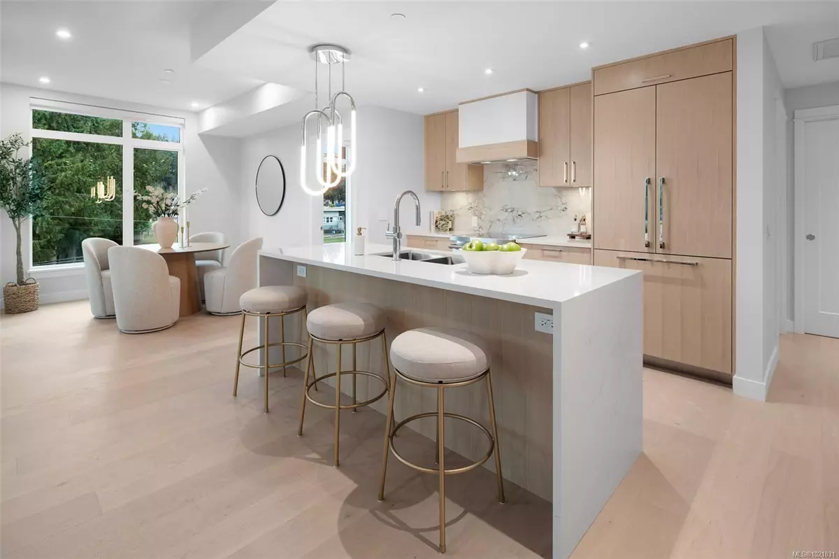 Saanich, BC V8Y 2L1,5229 Cordova Bay Rd #206