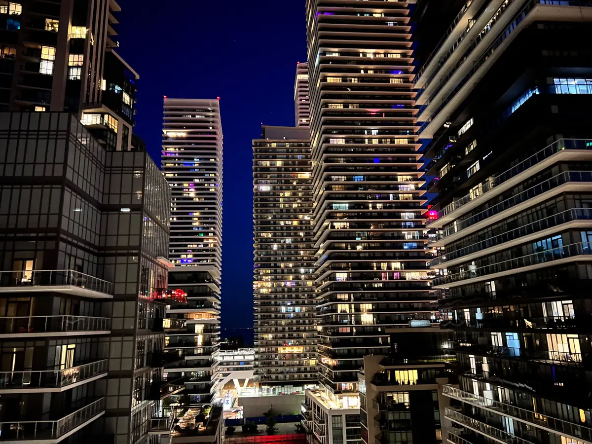 Toronto W06, ON M8V 0H1,39 Annie Craig DR #1404