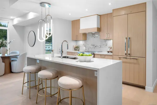 Saanich, BC V8Y 2L1,5229 Cordova Bay Rd #206