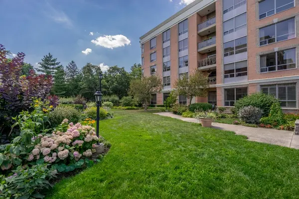 Burlington, ON L7L 6P6,100 Burloak DR #1301