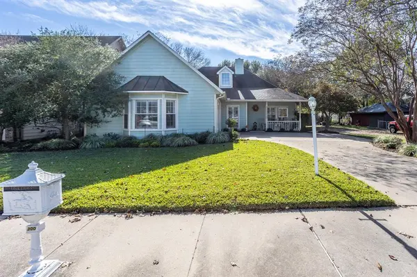 Lancaster, TX 75146,300 E REDBUD Lane