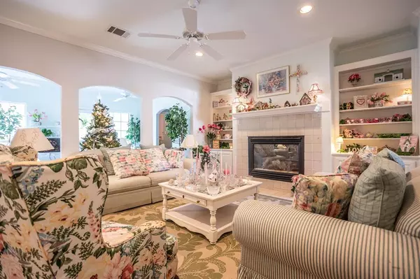 Lancaster, TX 75146,300 E REDBUD Lane