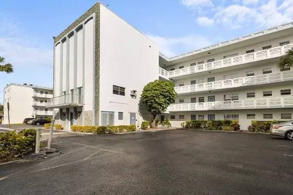 4090 NW 42nd Ave #309, Lauderdale Lakes, FL 33319