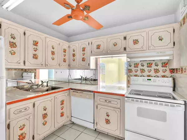 Lake Worth Beach, FL 33460,1516 S Lakeside Dr #317