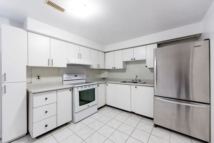 4129 Brandon Gate DR, Mississauga, ON L4T 3P3