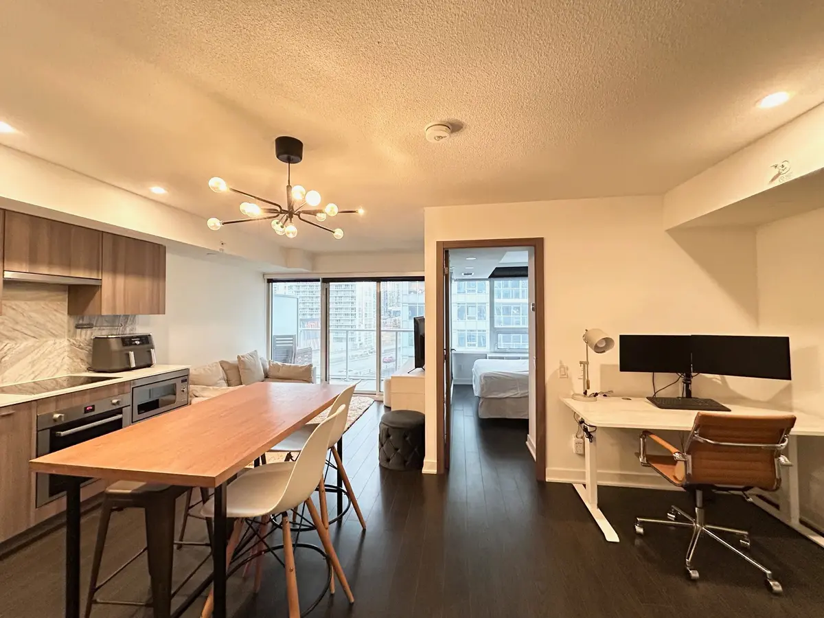 Toronto C01, ON M5V 0N2,19 Bathurst ST #910