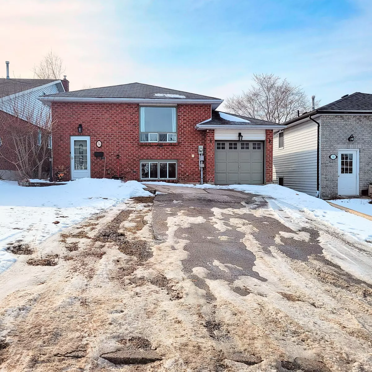 Barrie, ON L4N 6H1,34 McConkey PL #Upper