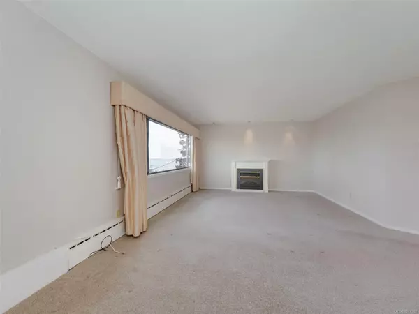 Oak Bay, BC V8S 5G7,2747 Satellite St #200