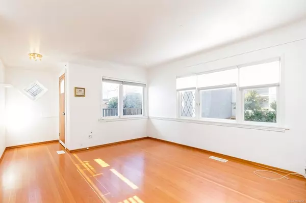 Victoria, BC V8R 2K8,1645 Haultain St