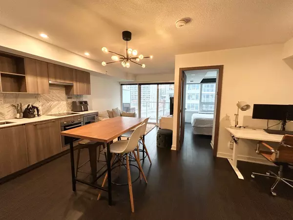 Toronto C01, ON M5V 0N2,19 Bathurst ST #910