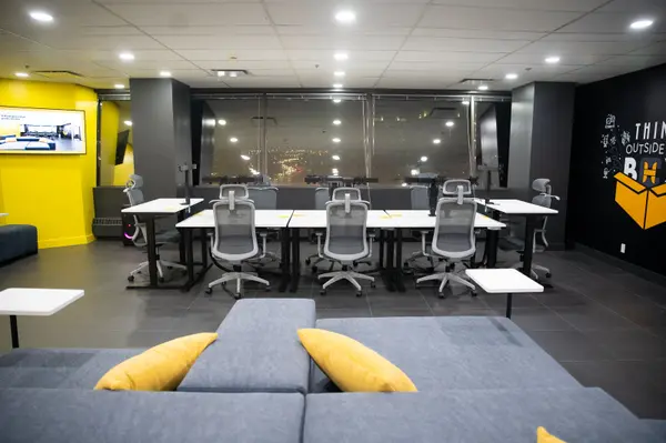 Toronto E11, ON M1B 3V4,305 Milner AVE #700-19