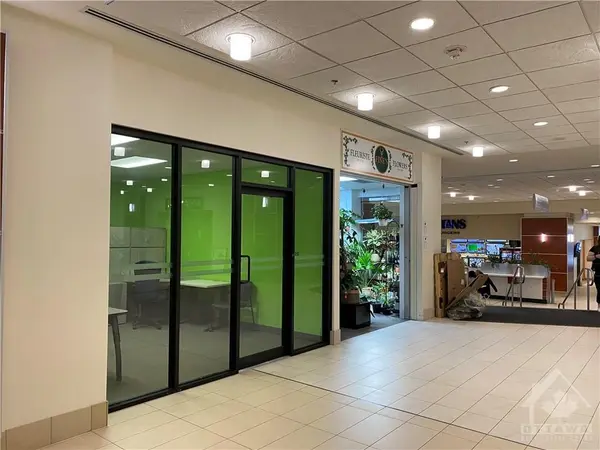 Ottawa Centre, ON K1R 7Y7,407 LAURIER AVE W #52B