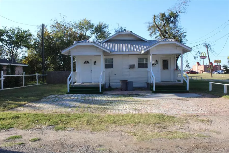 1909 Sycamore Street, Commerce, TX 75428