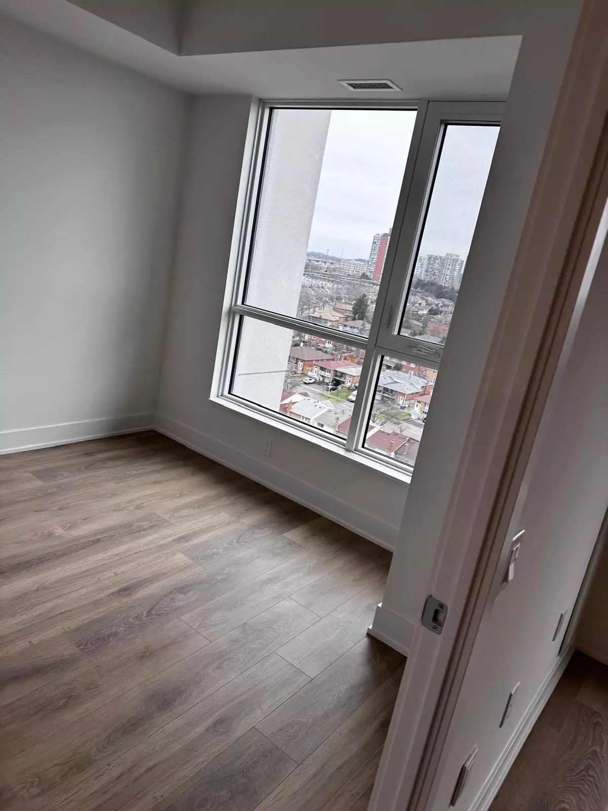 Mississauga, ON L5A 4L4,204 Burnhamthorpe RD E #1305