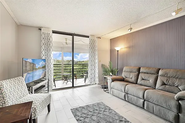 Pembroke Pines, FL 33026,1400 Saint Charles Pl #616