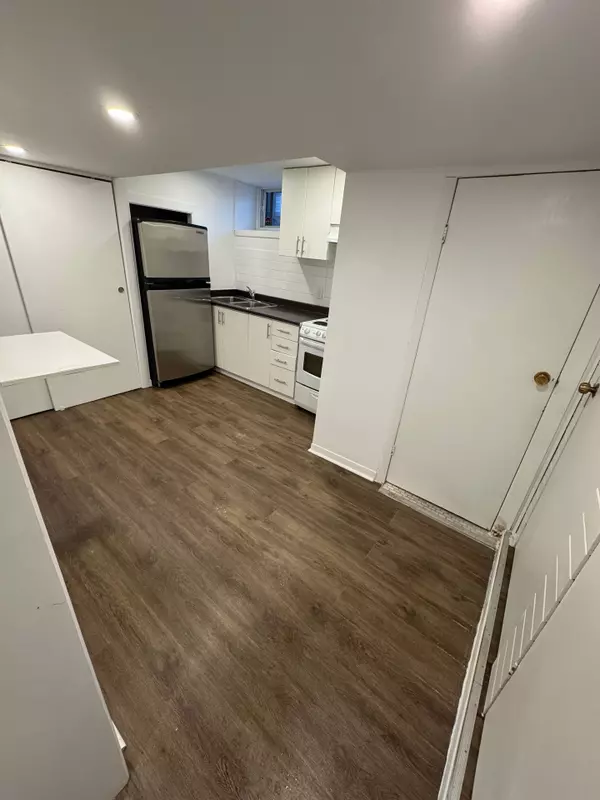 Toronto W03, ON M6M 1K8,5 Woodenhill CT #BSMNT