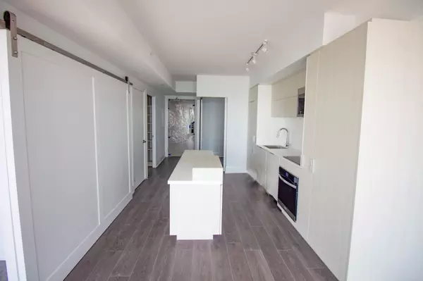 Burlington, ON L7R 0G9,370 Martha ST #904