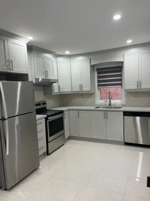 Toronto W10, ON M9V 1H3,18 College ST N