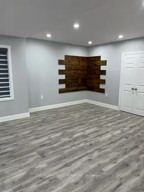 Toronto W10, ON M9V 1H3,18 College ST N