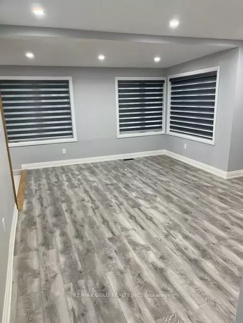 Toronto W10, ON M9V 1H3,18 College ST N