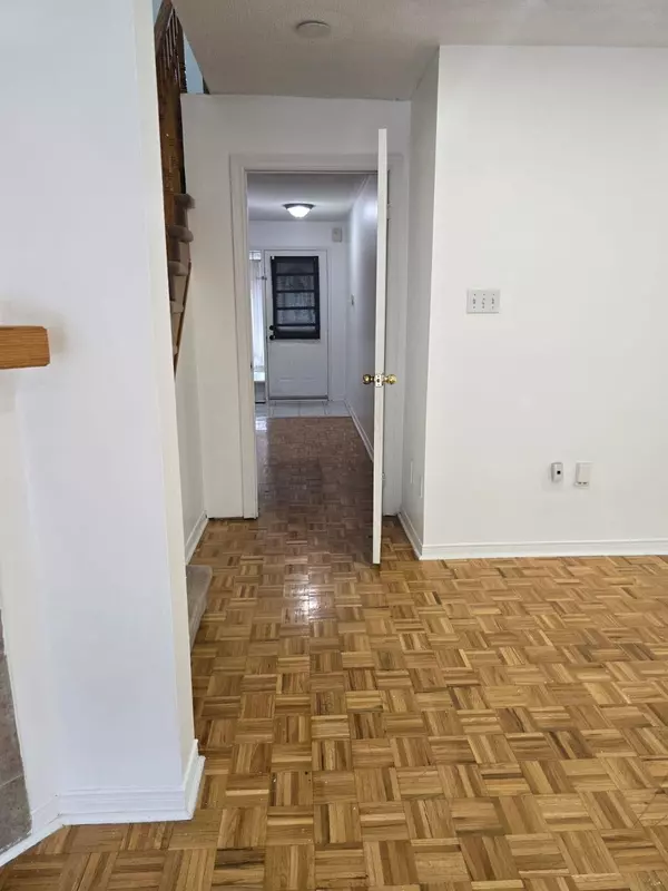 Toronto W05, ON M3M 2V3,104 Sunfield RD #Main