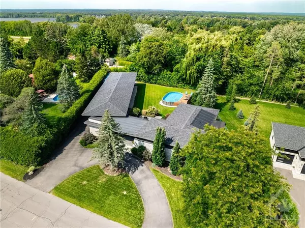 Beacon Hill North - South And Area, ON K1J 6C8,10 MASSEY LN