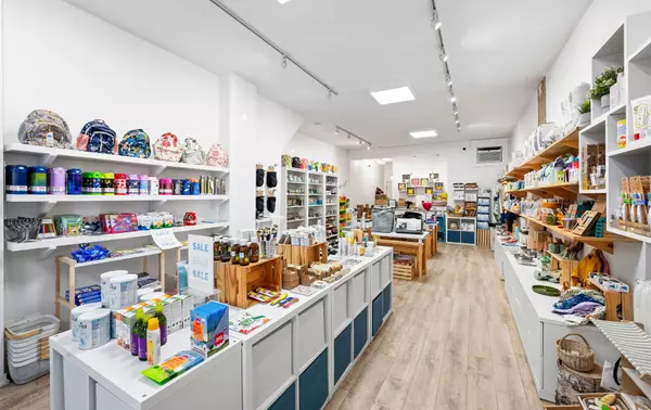 Toronto W02, ON M6P 1Z2,2953 Dundas ST W