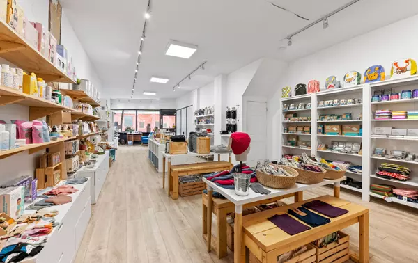 Toronto W02, ON M6P 1Z2,2953 Dundas ST W