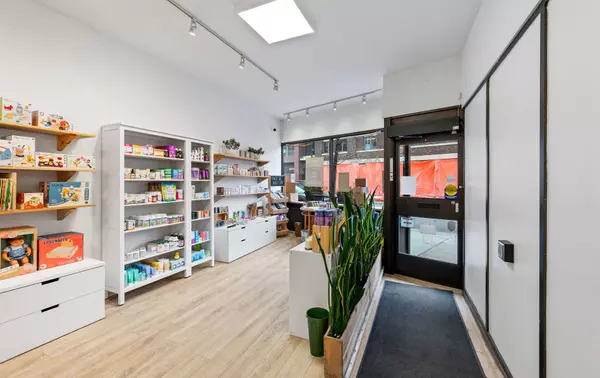 Toronto W02, ON M6P 1Z2,2953 Dundas ST W