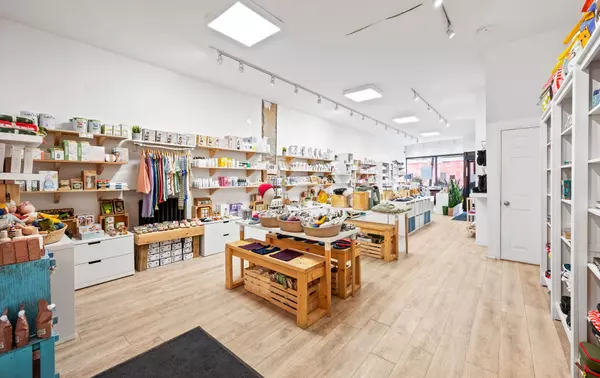 Toronto W02, ON M6P 1Z2,2953 Dundas ST W