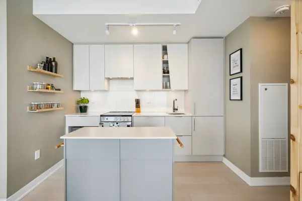 3900 Confederation Pkwy #4004, Mississauga, ON L5B 0M3