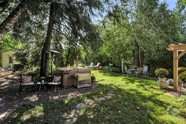 Billings Bridge - Riverside Park And Area, ON K1V 7J4,584 DICKINSON AVE