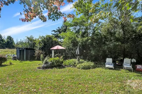 Billings Bridge - Riverside Park And Area, ON K1V 7J4,584 DICKINSON AVE