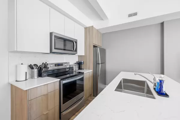 Toronto C01, ON M6H 3Y2,449 Lansdowne AVE #A