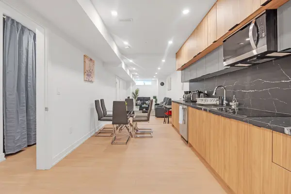 31 Edinburgh DR, Toronto C07, ON M3H 1B5