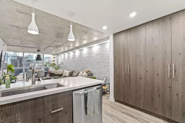 Toronto C01, ON M5V 2W8,705 King ST W #1603