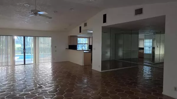 Boca Raton, FL 33498,20167 Back Nine Dr