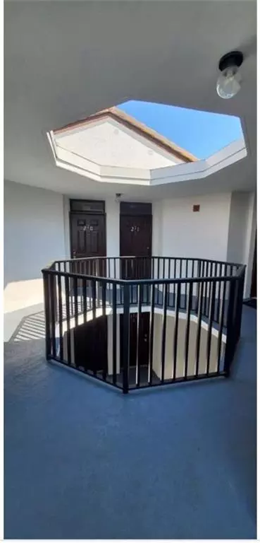 Oakland Park, FL 33309,211 Lake Pointe Dr