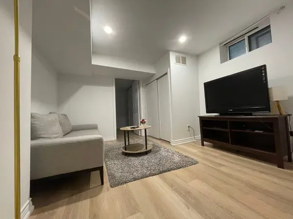 Richmond Hill, ON L4C 2V5,382 Lynett CRES #BASEMENT