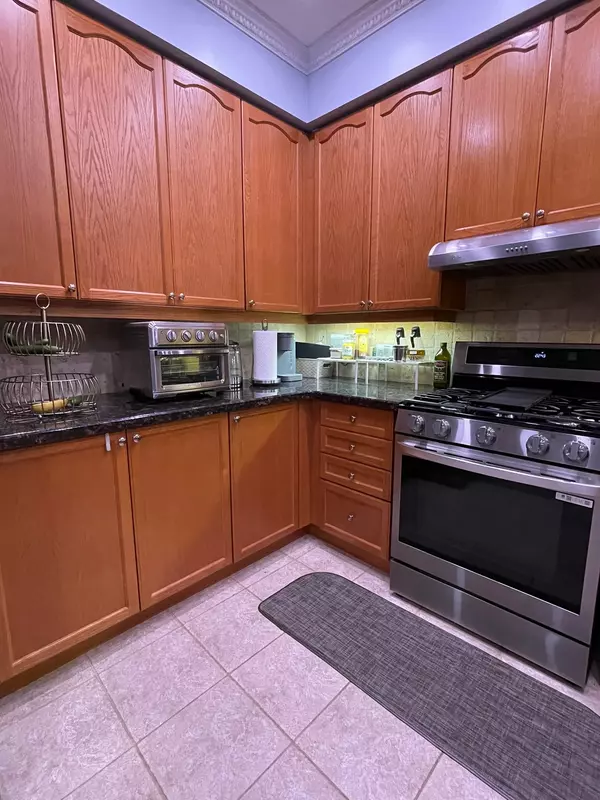 Brampton, ON L6X 5A3,6 Purple Finch CT