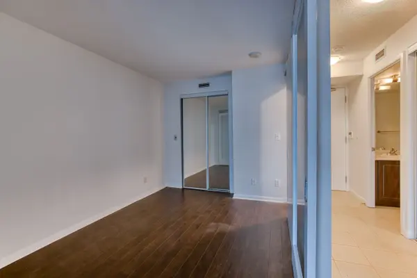 Toronto C01, ON M5V 4A1,215 Fort York BLVD #902