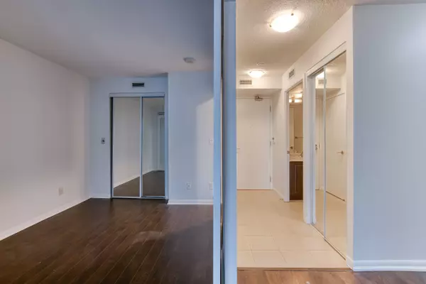 Toronto C01, ON M5V 4A1,215 Fort York BLVD #902