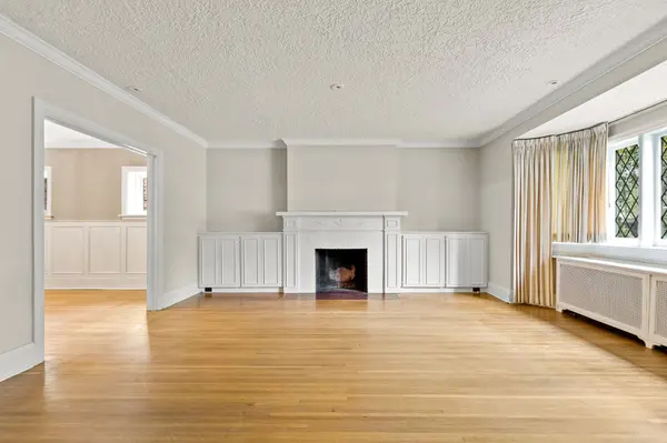 Toronto C03, ON M5P 1W8,37 Elderwood DR