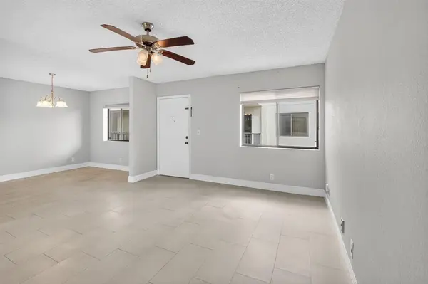 Delray Beach, FL 33484,5370 LAS VERDES CR #319